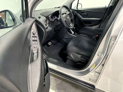 Used 2019 Chevrolet Trax LS FWD image 17