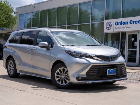 Used 2025 Toyota Sienna XLE FWD image 1