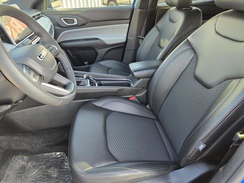 Used 2025 Jeep Compass Latitude image 22