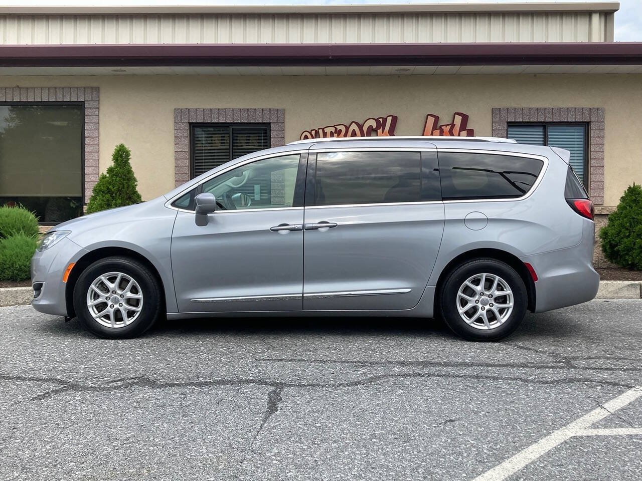 Used 2020 Chrysler Pacifica Touring-L FWD image 39