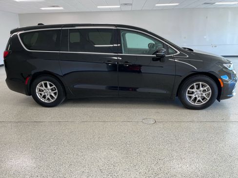 Used 2024 Chrysler Pacifica Touring-L FWD image 5