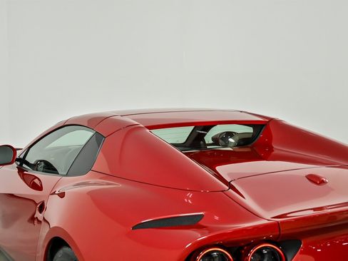 Used 2021 Ferrari 812 GTS image 22