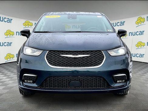 Used 2024 Chrysler Pacifica Touring-L image 2