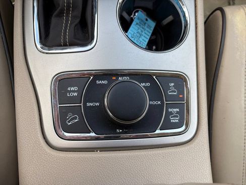 Used 2017 Jeep Grand Cherokee Overland AWD/4WD image 30