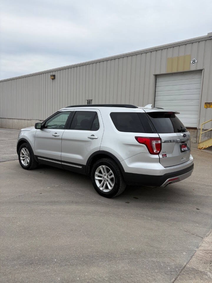 Used 2017 Ford Explorer XLT w/ Equipment Group 202A FWD image 6