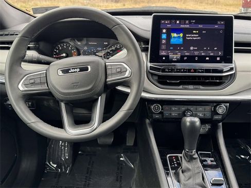 Used 2023 Jeep Compass Limited image 2