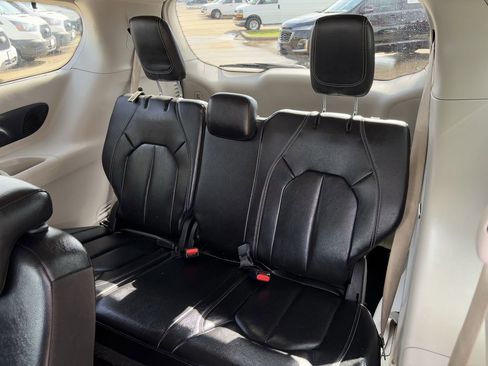 Used 2022 Chrysler Pacifica Touring-L w/ Uconnect Theater Family Group image 29