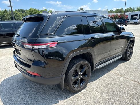 Certified 2025 Jeep Grand Cherokee Altitude AWD/4WD image 5