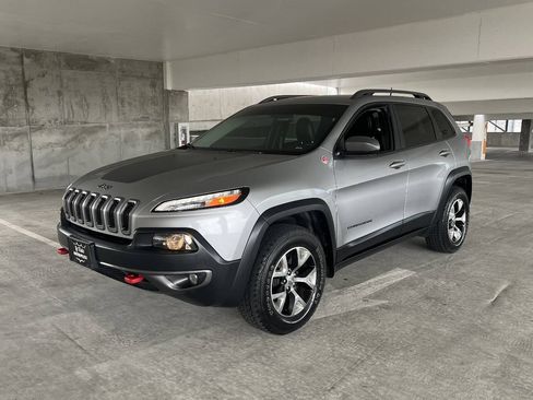 Used 2016 Jeep Cherokee Trailhawk AWD/4WD image 9
