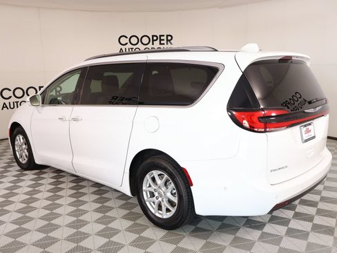 Used 2021 Chrysler Pacifica Touring-L w/ Uconnect Theater Family Group FWD image 25
