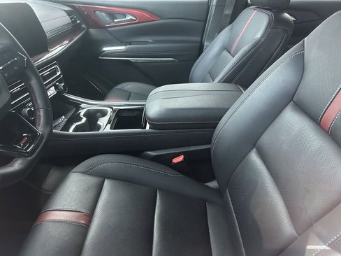 Used 2024 Chevrolet Traverse RS image 3