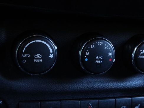 Used 2018 Jeep Wrangler Unlimited Rubicon w/ Cold Weather Group image 9