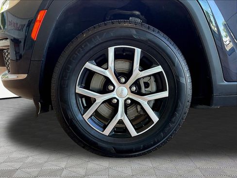Used 2023 Jeep Grand Cherokee L Limited AWD/4WD image 32