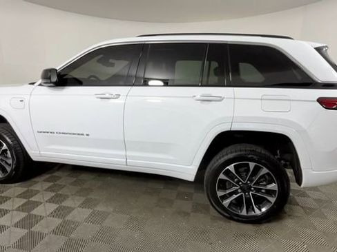 Used 2023 Jeep Grand Cherokee Overland w/ Luxury Tech Group IV AWD/4WD image 7
