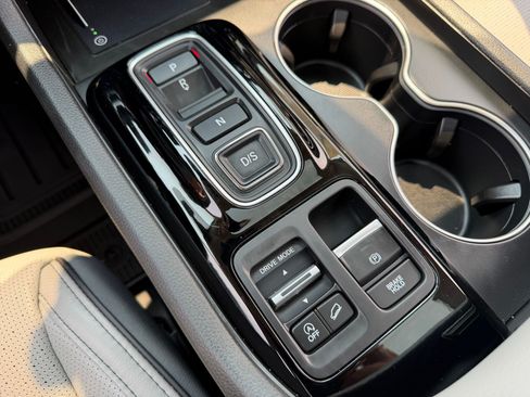 Used 2025 Honda Pilot Elite image 16