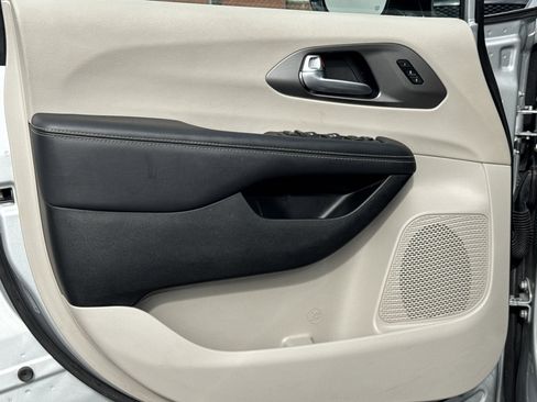 Used 2024 Chrysler Pacifica Touring-L image 11