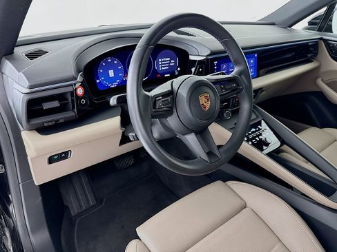 Certified 2025 Porsche Macan Electric image 4