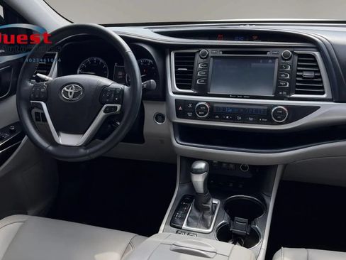 Used 2017 Toyota Highlander XLE AWD/4WD image 24