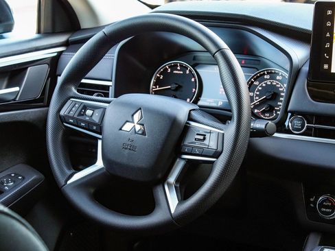 New 2025 Mitsubishi Outlander ES image 25