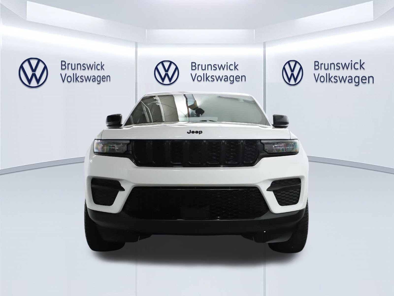 Used 2023 Jeep Grand Cherokee Altitude AWD/4WD image 5