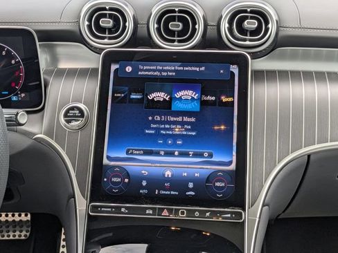 Used 2025 Mercedes-Benz GLC 300 4MATIC image 17