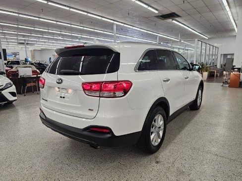Used 2017 Kia Sorento LX w/ LX Convenience Package image 4