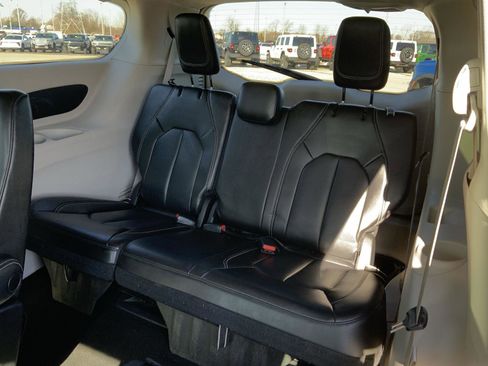 Used 2023 Chrysler Pacifica Touring-L image 57