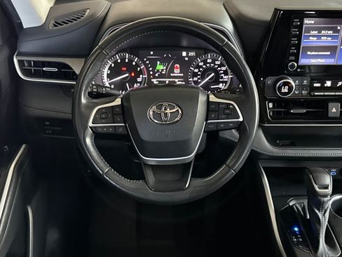 Used 2022 Toyota Highlander XLE FWD image 15