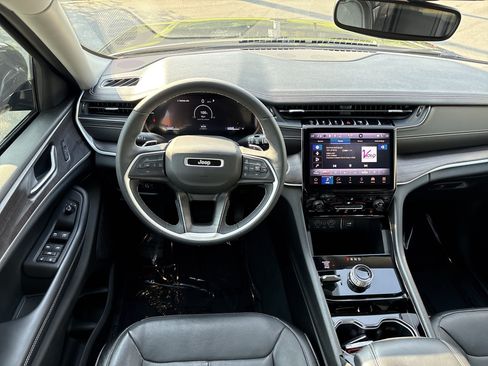 Certified 2023 Jeep Grand Cherokee Limited w/ Black Appearance Package AWD/4WD image 18
