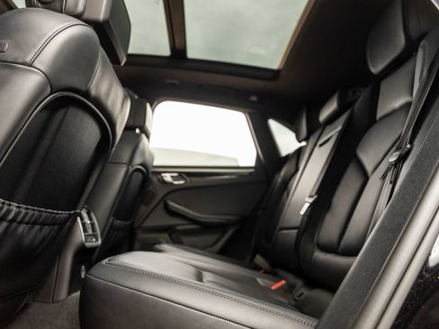 Certified 2023 Porsche Macan AWD/4WD image 36