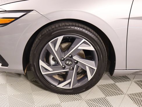 Certified 2025 Hyundai Elantra Limited FWD image 19