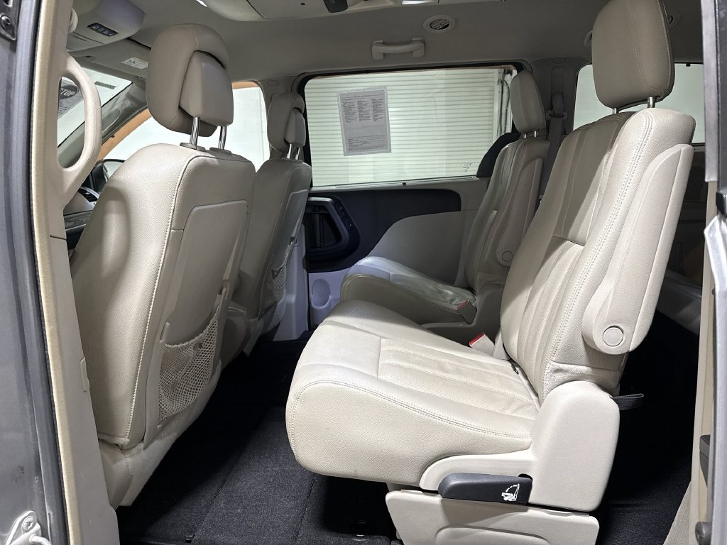Used 2014 Chrysler Town & Country Touring-L w/ Driver Convenience Group FWD image 23