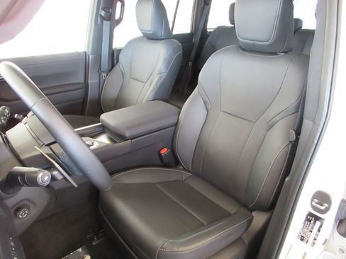 Used 2025 Lexus GX 550 w/ Cold Area Package AWD/4WD image 32