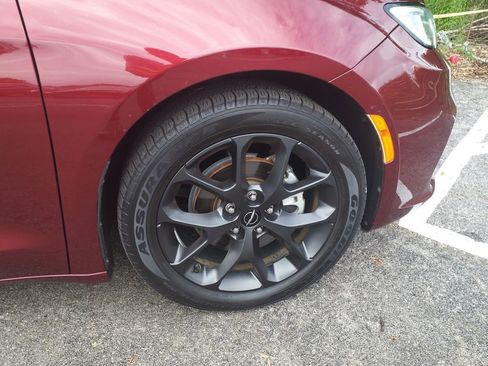 Used 2022 Chrysler Pacifica Touring-L w/ S Appearance Package FWD image 9