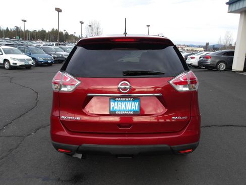Used 2016 Nissan Rogue SV w/ SV Premium Package image 4