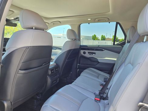 Used 2023 Honda Pilot Touring image 12