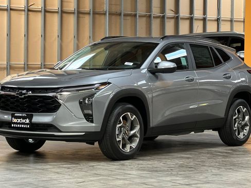 Used 2026 Chevrolet Trax LT w/ LT Convenience Package FWD image 8