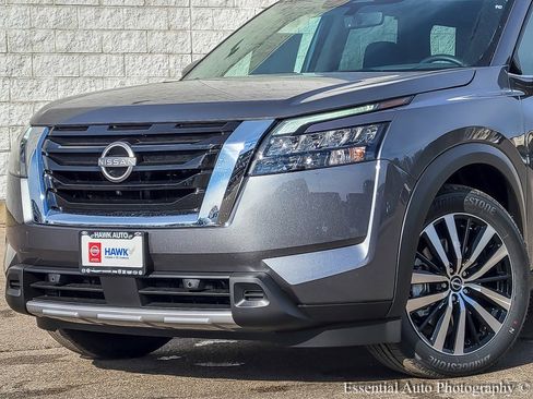 New 2025 Nissan Pathfinder Platinum image 2
