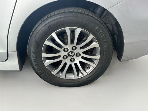 Used 2020 Toyota Sienna XLE Premium FWD image 11