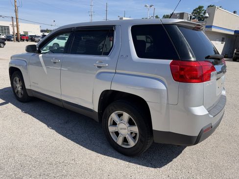 Used 2010 GMC Terrain SLE FWD image 5