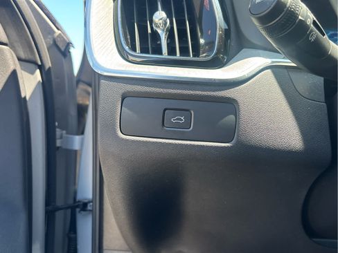 Used 2025 Volvo XC60 B5 Plus AWD/4WD image 20