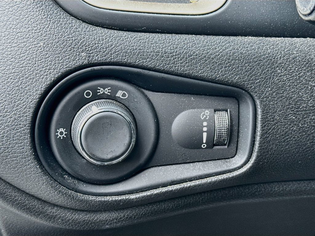 Used 2017 Jeep Renegade Sport w/ Power & Air Group FWD image 9