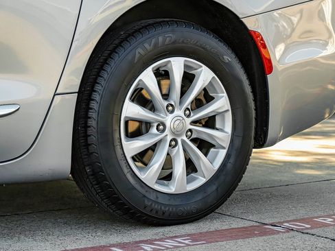 Used 2019 Chrysler Pacifica Touring-L image 66