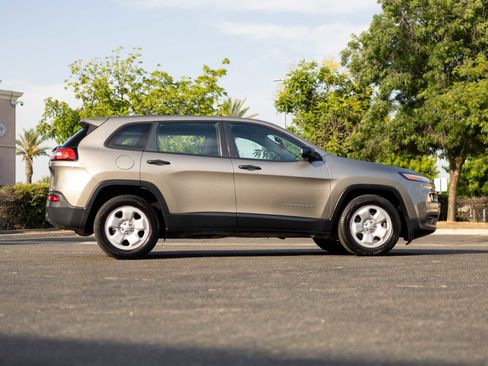 Used 2016 Jeep Cherokee Sport image 8