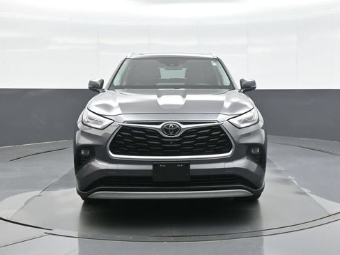 Certified 2021 Toyota Highlander Platinum AWD/4WD image 2