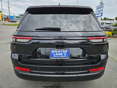 Used 2025 Jeep Grand Cherokee Altitude image 4