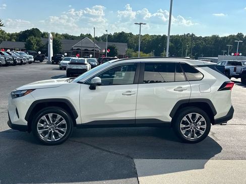 Used 2022 Toyota RAV4 XLE Premium FWD image 7