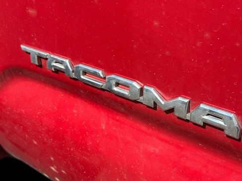 Used 2018 Toyota Tacoma SR5 AWD/4WD image 11