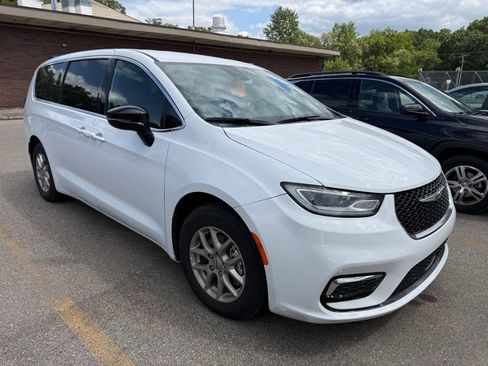 Used 2025 Chrysler Pacifica Select FWD image 1