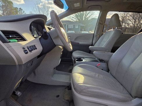 Used 2013 Toyota Sienna XLE image 9